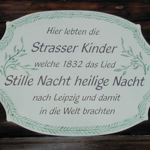 La targa sulla casa della famiglia Strasser a Hippach
